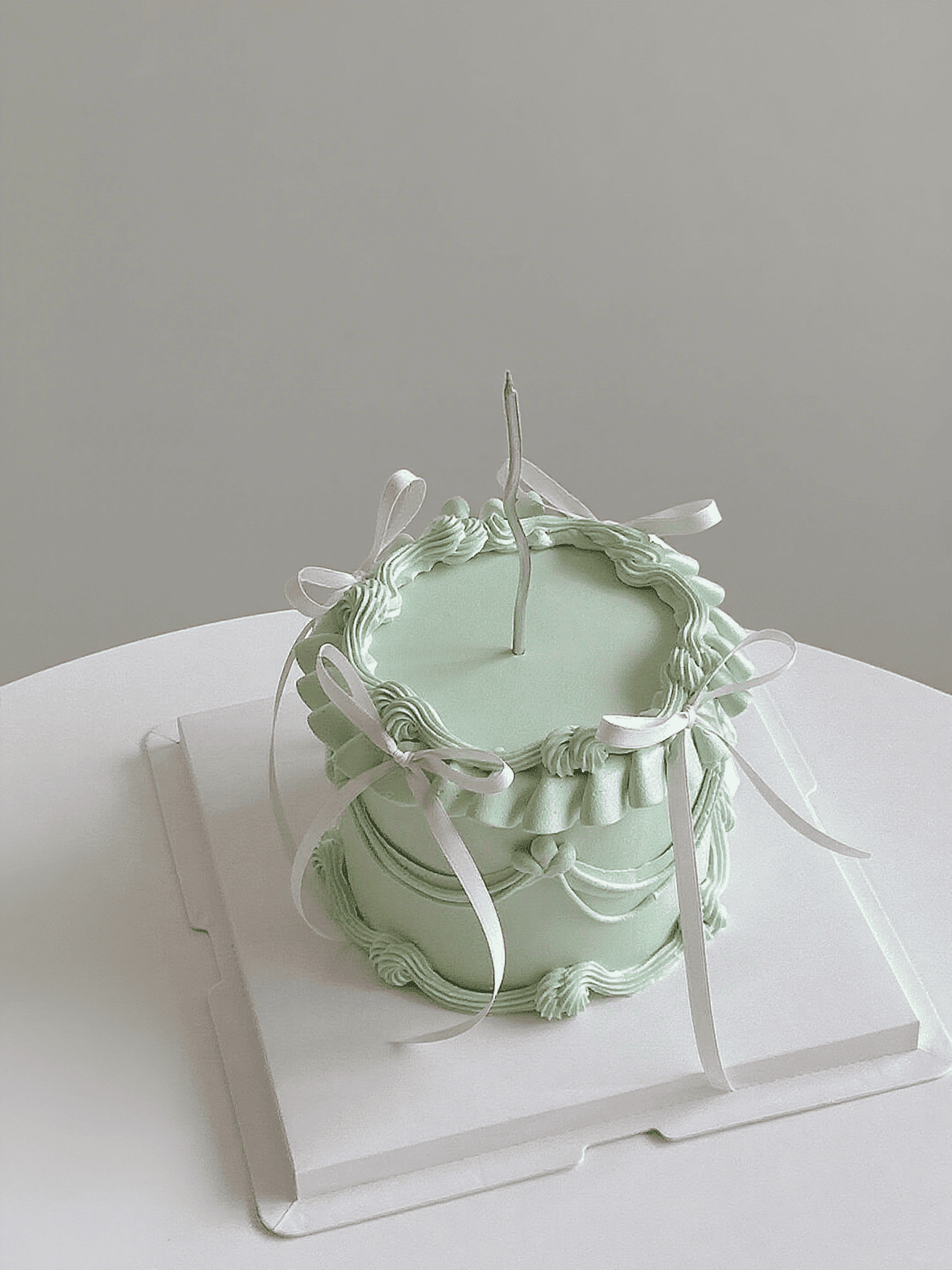 Vintage Ribbon Cake – Retro Cream Bow Cake