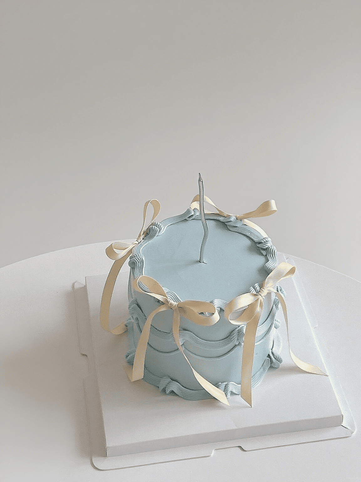 Vintage Ribbon Cake – Retro Cream Bow Cake